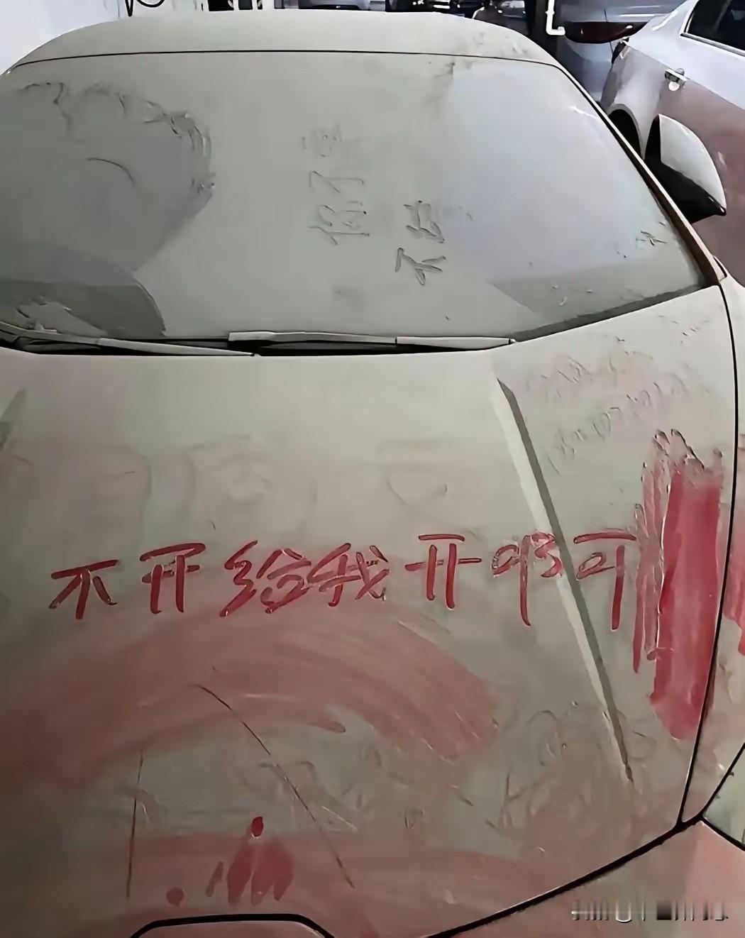 这台车停在车库5年了，也没能等到它的主人。这种情况谁知道车主怎么了？是不是钱太多