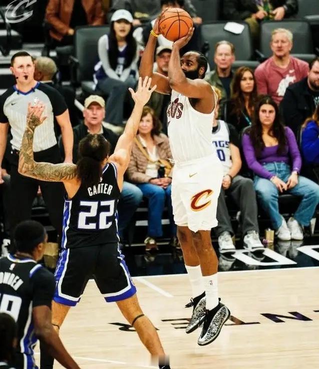 黑子说话！哈登末节爆发，首秀完美！NBA赛场风云变幻，国王挣扎求生，骑士气势如虹