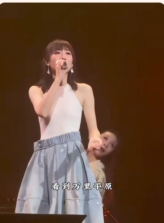 任素汐深圳演唱会好评如潮，看吧，网友们并不是针对跨行开演唱会的人，而是针对那些跨