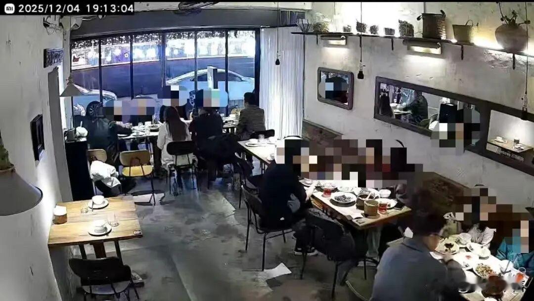 曾经电影里的桥段没想到在现实中出现了重庆的小张被朋友组局吃饭，总共十人，可是