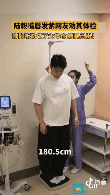 黎明身高多少，他是四大天王里面身高最高的，90年代对外宣传基本都是1米8，看他和