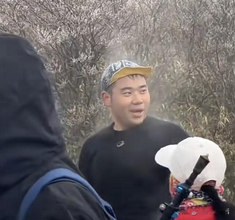 别再吹“纯阳之体”了！爬山冒热气就是湿气大？咱别闹了刷到个视频，一男的爬山浑