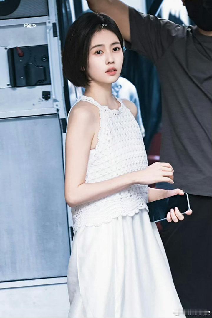 #白鹿白裙蘑菇头#这个小蘑菇头真的萌的不行了剧中的其他造型也很美，欢迎大家来腾讯视频预约白鹿的新剧《