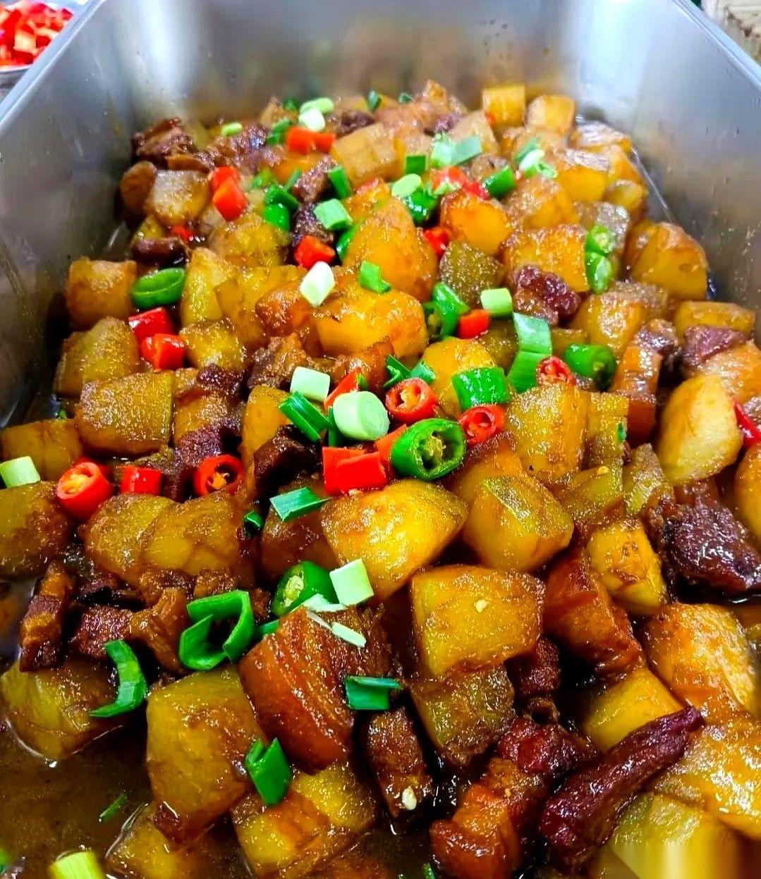 我把他带来的那盘梅菜扣肉，直接扔进了蒸箱。五分钟。拿出来筷子一划拉，我差点没