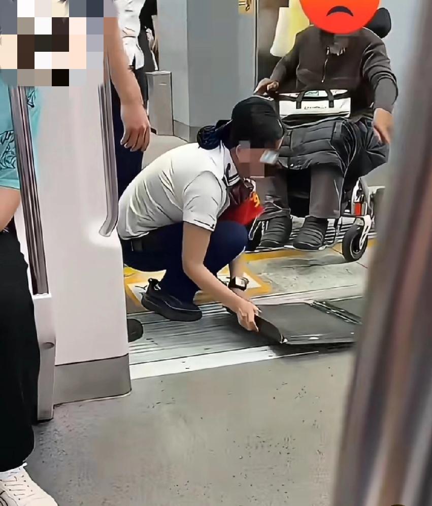 天津，坐轮椅上的这位大爷指责地铁站放置残疾人渡板不规范，给工作人员直接整不会了…