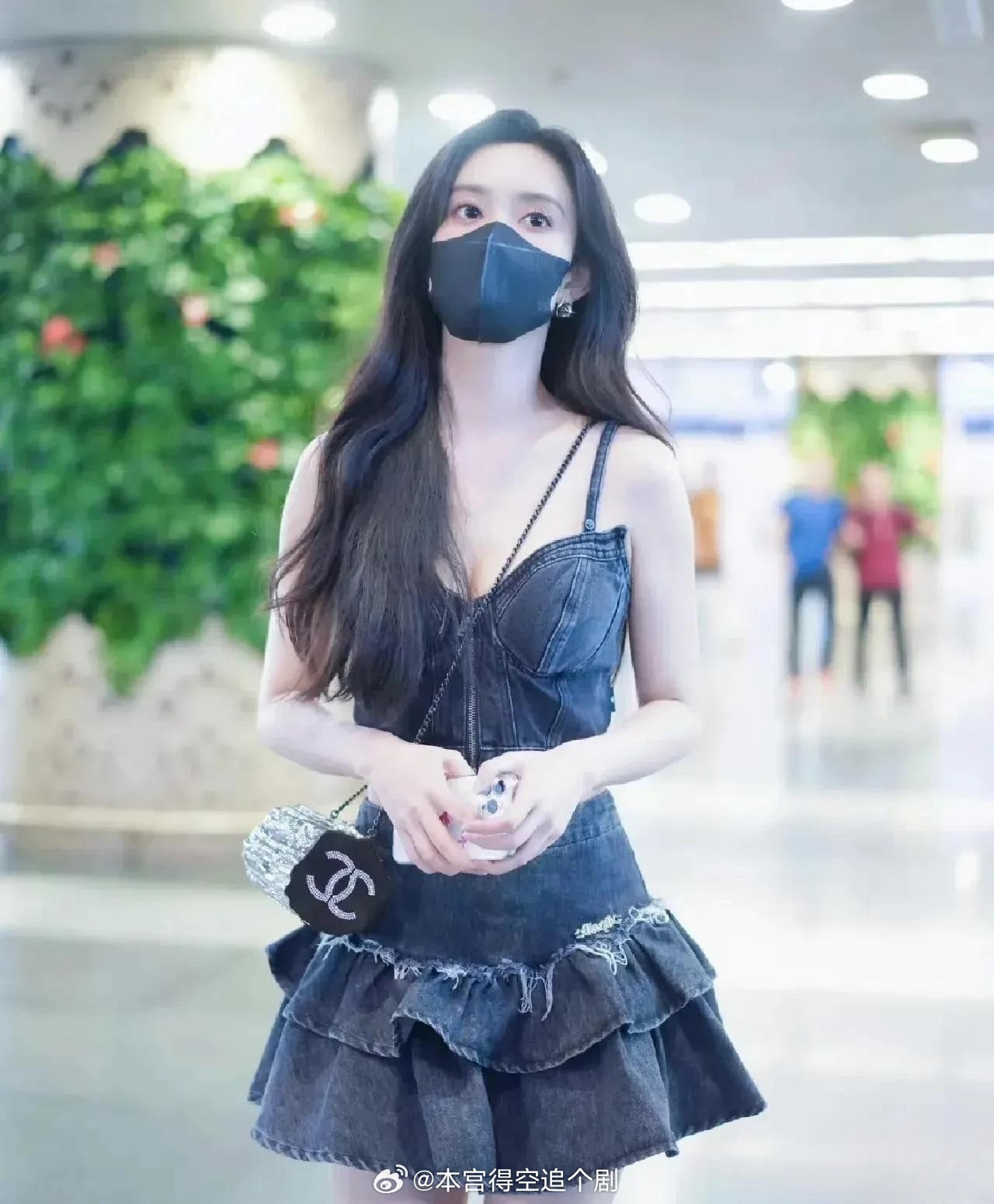 孟子义机场私服又出圈！牛仔吊带+同色系套装，硬朗中透着性感，小蛮腰和直角肩完美撑