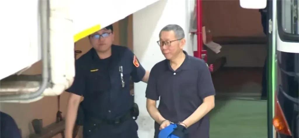 由于柯文哲等4名在押被告的羁押期将于6月1日就期满了，所以台北地方法院今天下午对