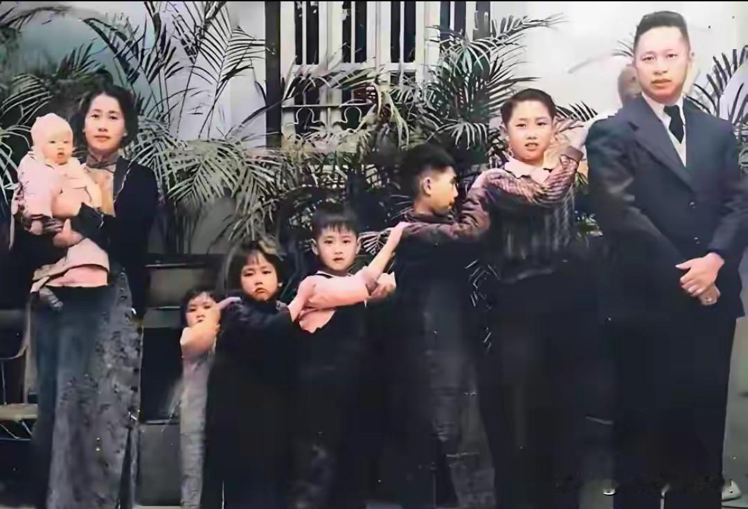这张弥足珍贵的老照片，定格了叶挺将军与夫人李秀文及其子女们的温暖瞬间。将军身着