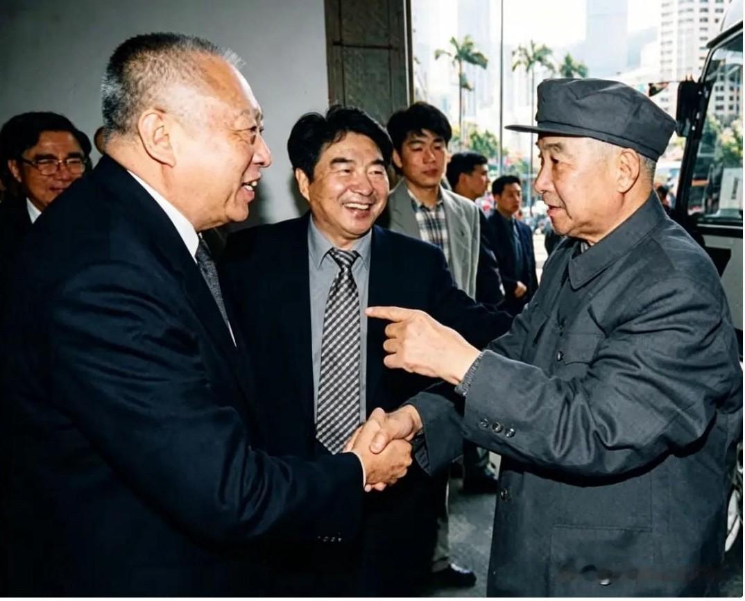 这张珍贵合影定格了一次意义非凡的会面。开国上将萧克与香港首任行政长官董建华亲切握