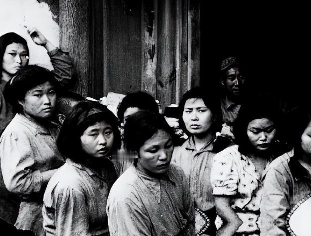 1945年日本投降后，苏联红军进入中国东北，除了几十万关东军男兵，还俘虏了一万三