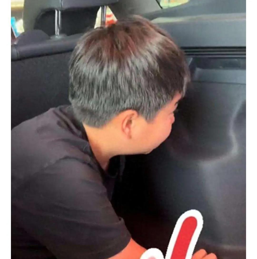 真解气！男孩塞后备箱后续，生父继母被辞退。最近曝光男孩跟着爸爸、继母、爷爷奶奶