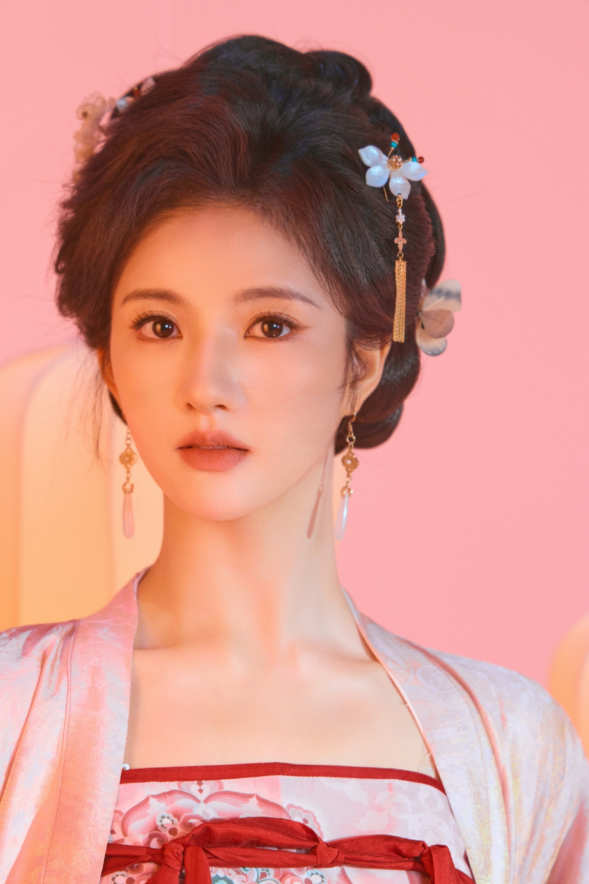 1.刘些宁现在正被资本买股，仙侠剧《不醒》女主定的她，《解甲》也在接触她，她基本