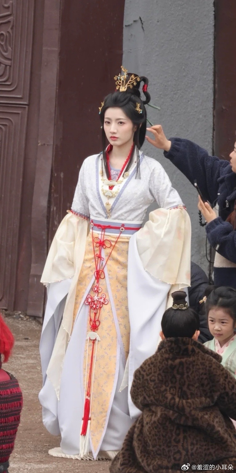 这个魏晋风复原做的，把上半身都做成紧身衣了。黄弈也不适合这个发型，少女变成了少妇