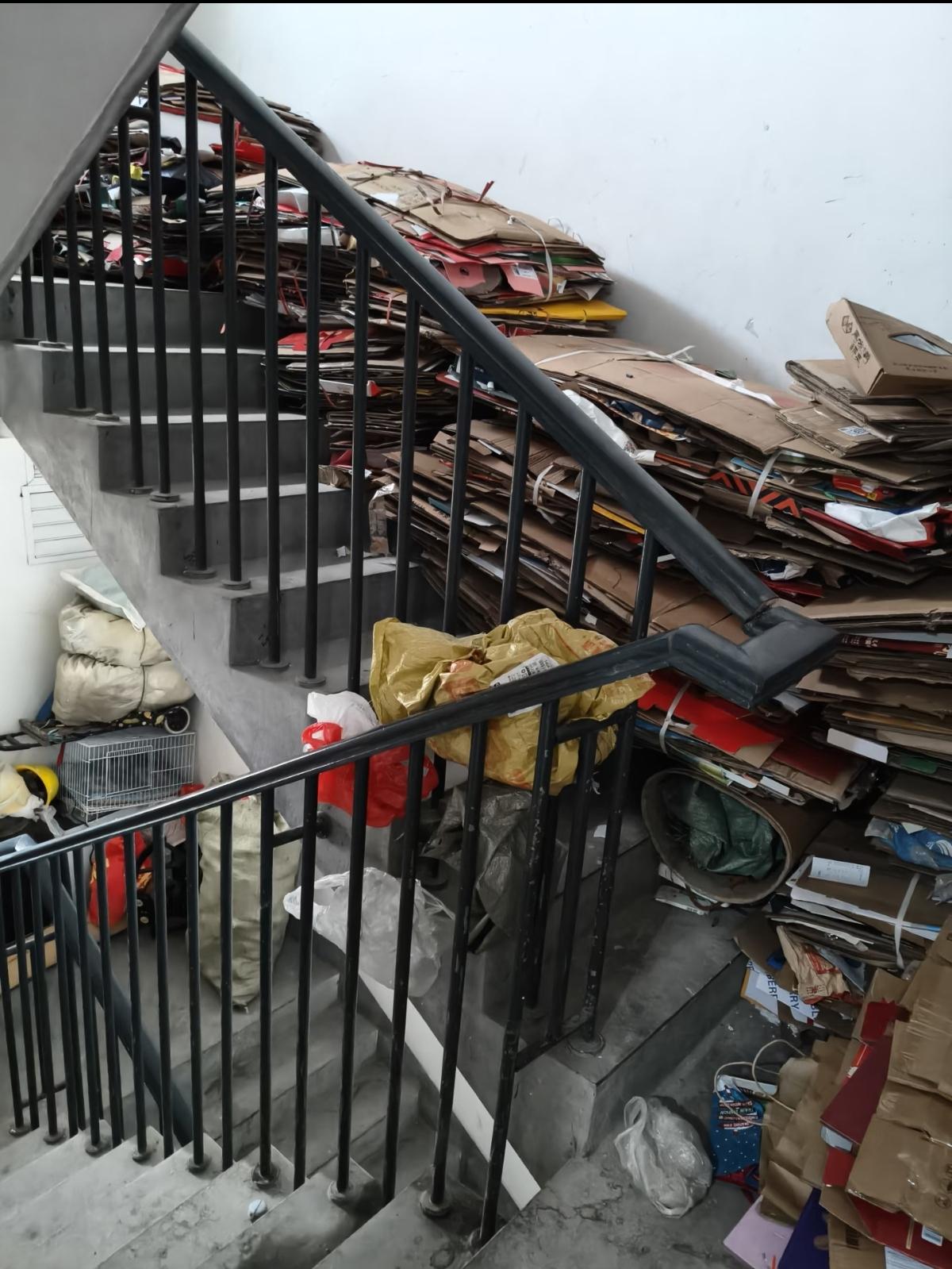 楼下张大姐，最近又和邻居杠上了。隔壁一对老年夫妇，每天都到楼下捡纸盒子，捡回来