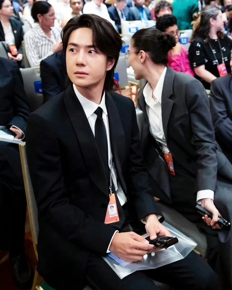 新图再来一波，王一博太帅了王一博cr：HulagirlSasha​​​