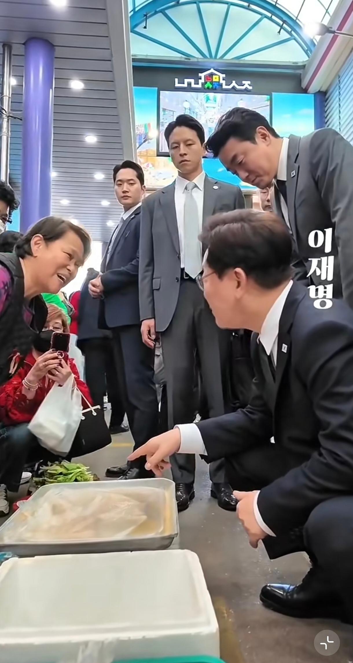 烟火人间，韩国李在明总统访问市井，繁荣才是真正的繁荣。小贩不好意思收钱，并多拿点