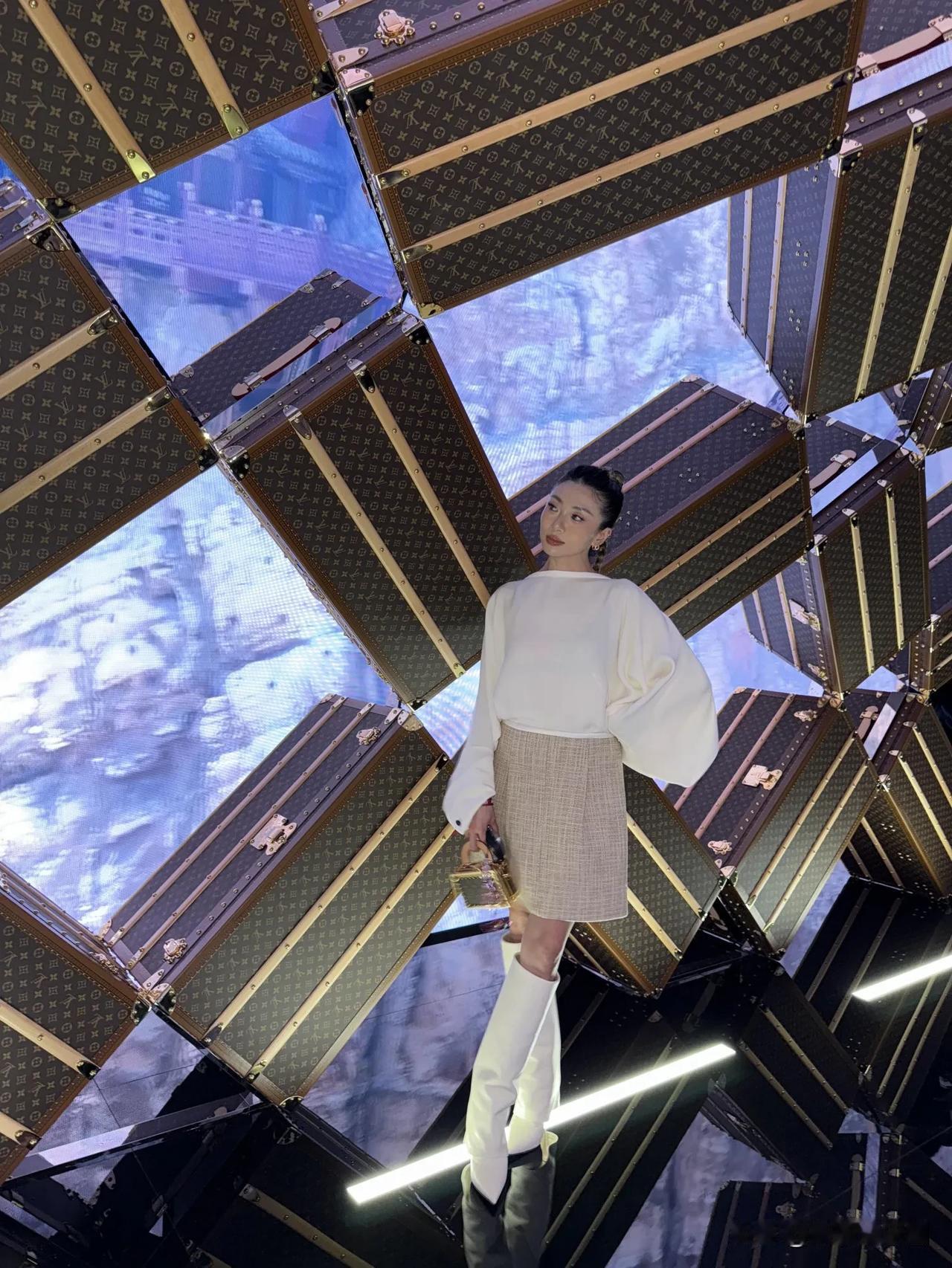 程晓玥这组LV打卡照好绝！松弛感穿搭适配度拉满，白上衣+格纹半裙+长靴，简约又时