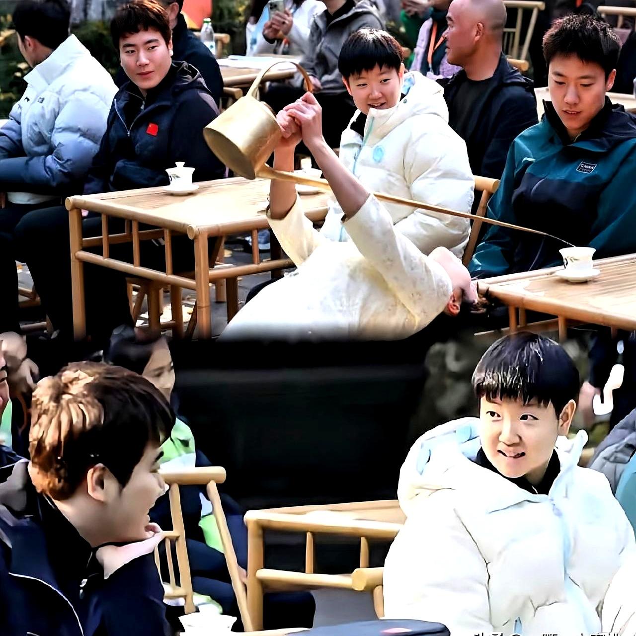 发现了一个小甜饼！梁靖崑坐在台下闲聊时顺嘴就喊了一声莎宝，现场收音把这句