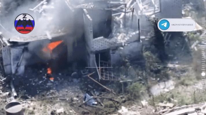 俄军彻底摊牌不装了，几名乌军躲在一处房子掩体内，结果被俄军无人机发现！俄军派了十