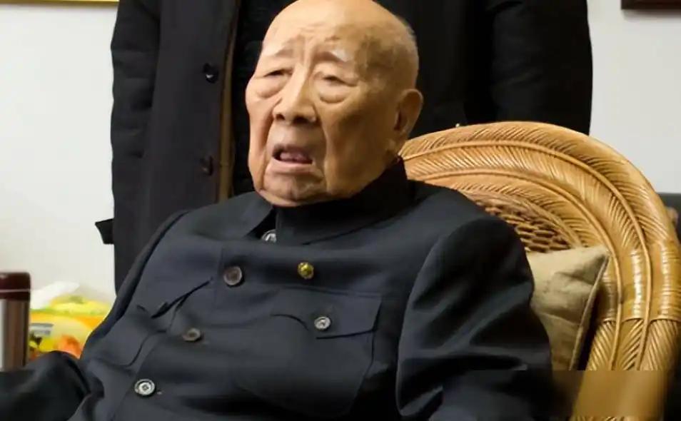 1984年，曾思玉退休以后，到大连一处水库垂钓，钓着钓着，水库负责人走了过来，说
