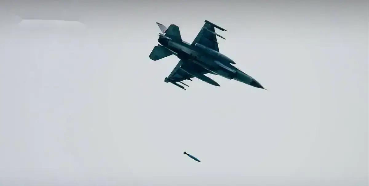 近期，泰柬边境又发生了冲突。泰国皇家空军出动F16和“鹰狮”战机，对普马克山一线