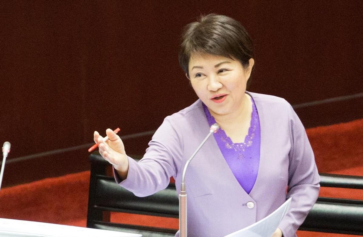 针对卢秀燕派系限缩郑丽文党主席权力的提案，以季麟连为代表的黄复兴推出两大反制提案