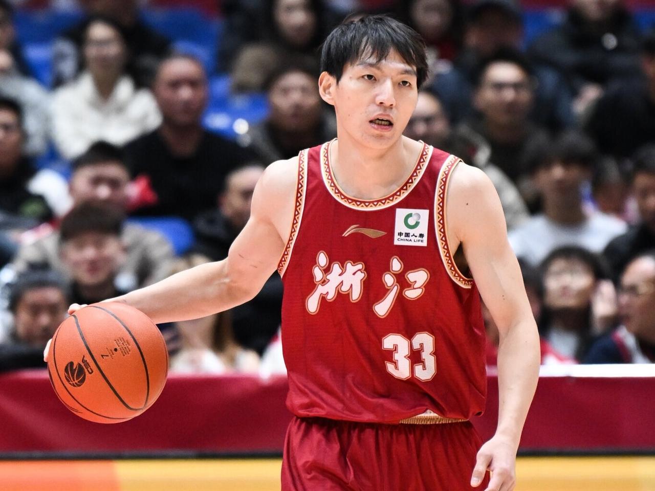 CBA最新消息：据直播吧表示，浙江男篮队长老将吴前已经同意留队，他预计在今日与浙