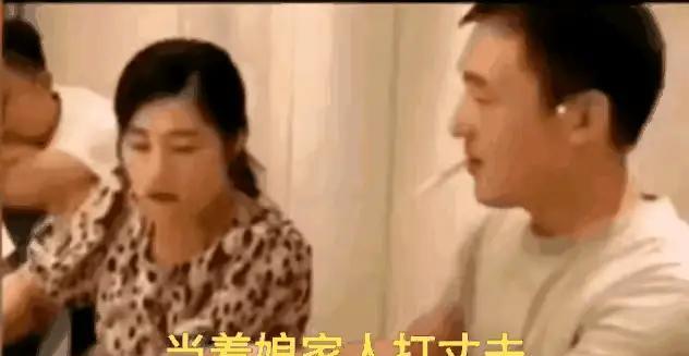 一女子平时欺负老公顺手了，当着娘家人的面对丈夫连打带骂，在座的娘家人表情瞬间凝固