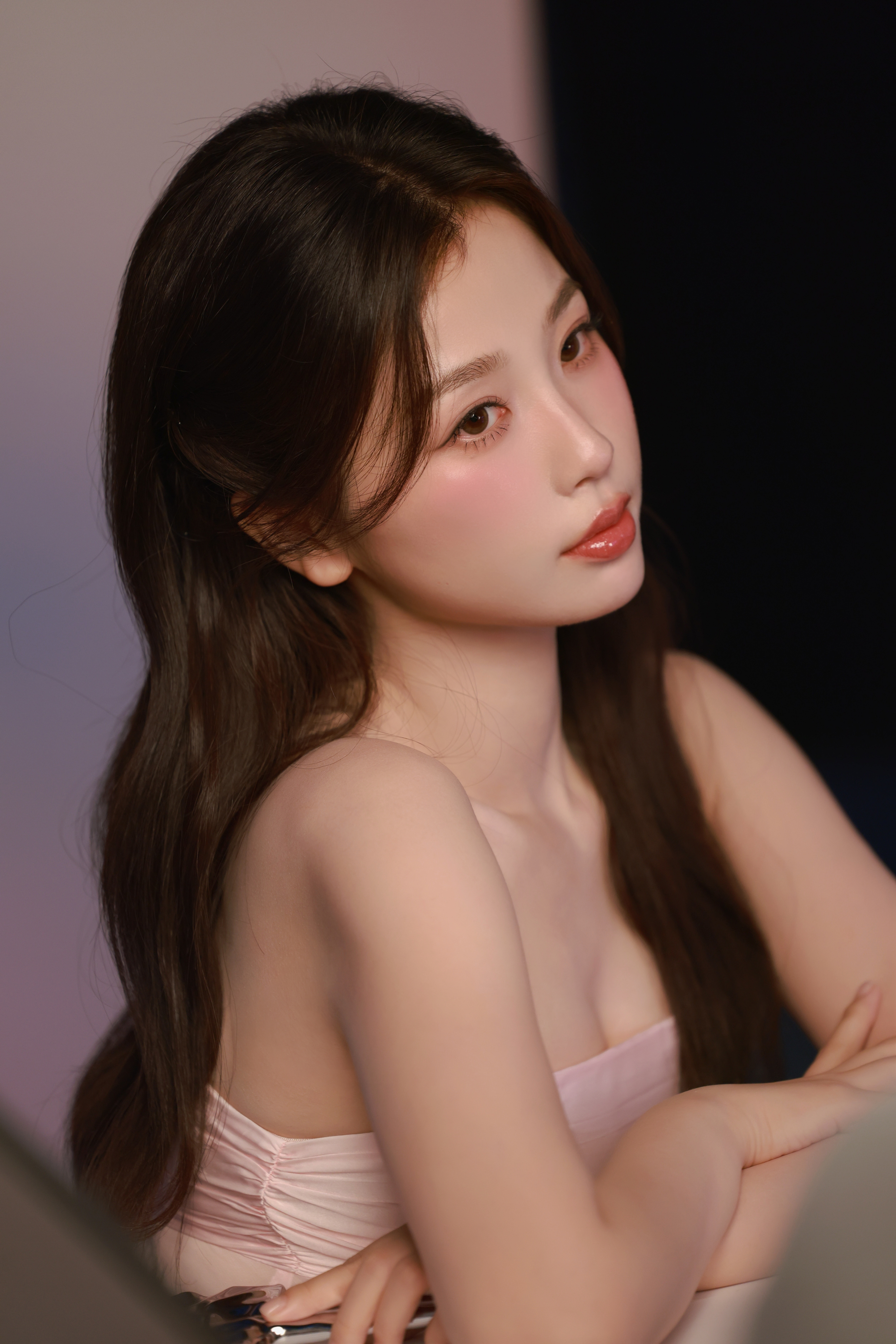 虞书欣眉眼弯弯似藏星辰，灵动又明亮，笑起来甜美得像春日里盛放的花朵，娇俏又迷