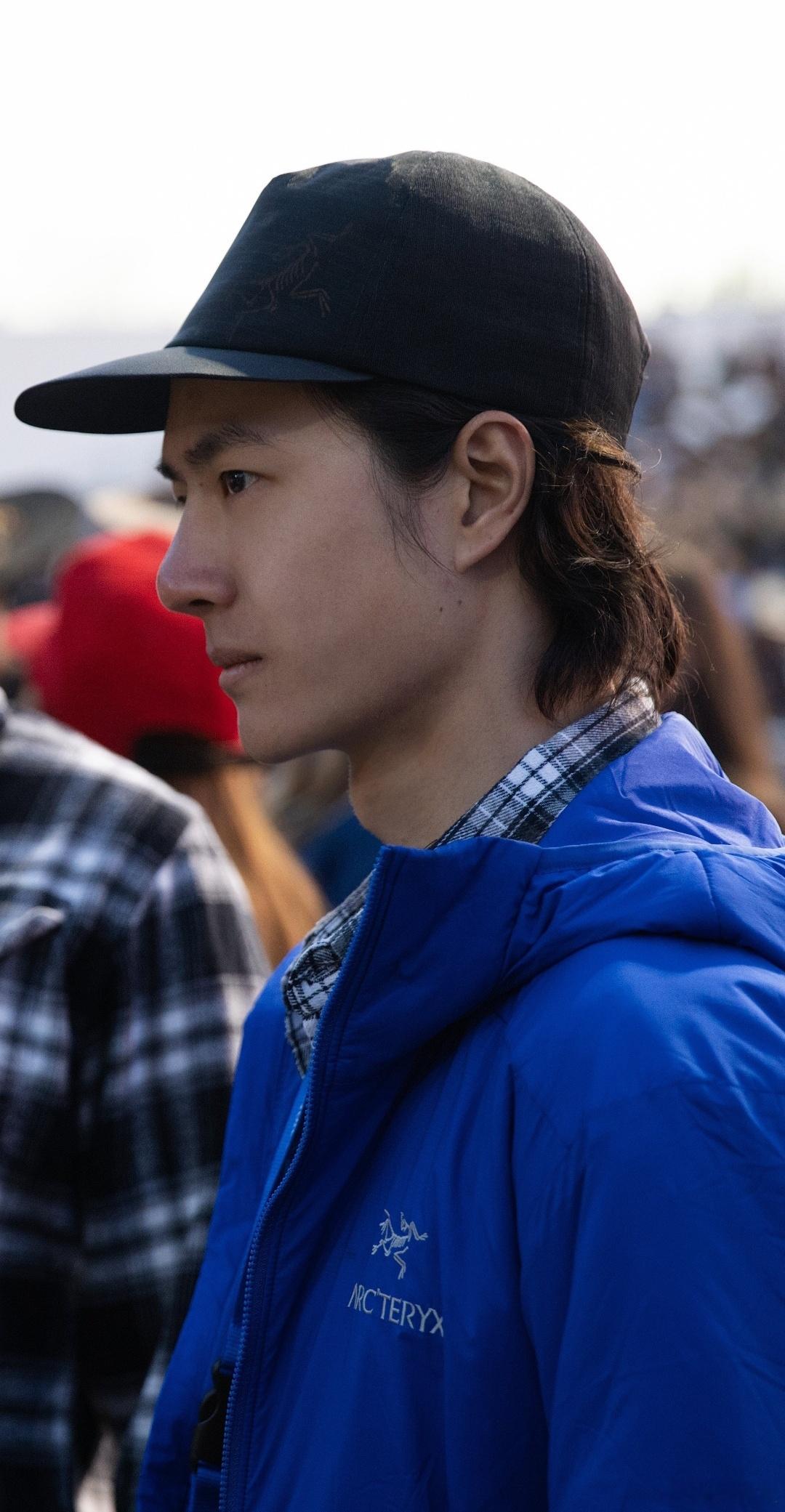 最新的探险博哥明信片送达，这手臂上青筋！顶级A王一博两眼一睁就是爬🦁王一博