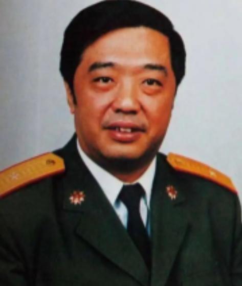 1998年，贺龙之子贺鹏飞，看四下无人，闪身进入香港一间商人办公室，低声对对方说