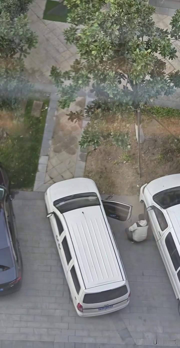 上海一男子车轮后放钉子后续，12月16日，上海一名男子在自己车旁边徘徊了一会，环