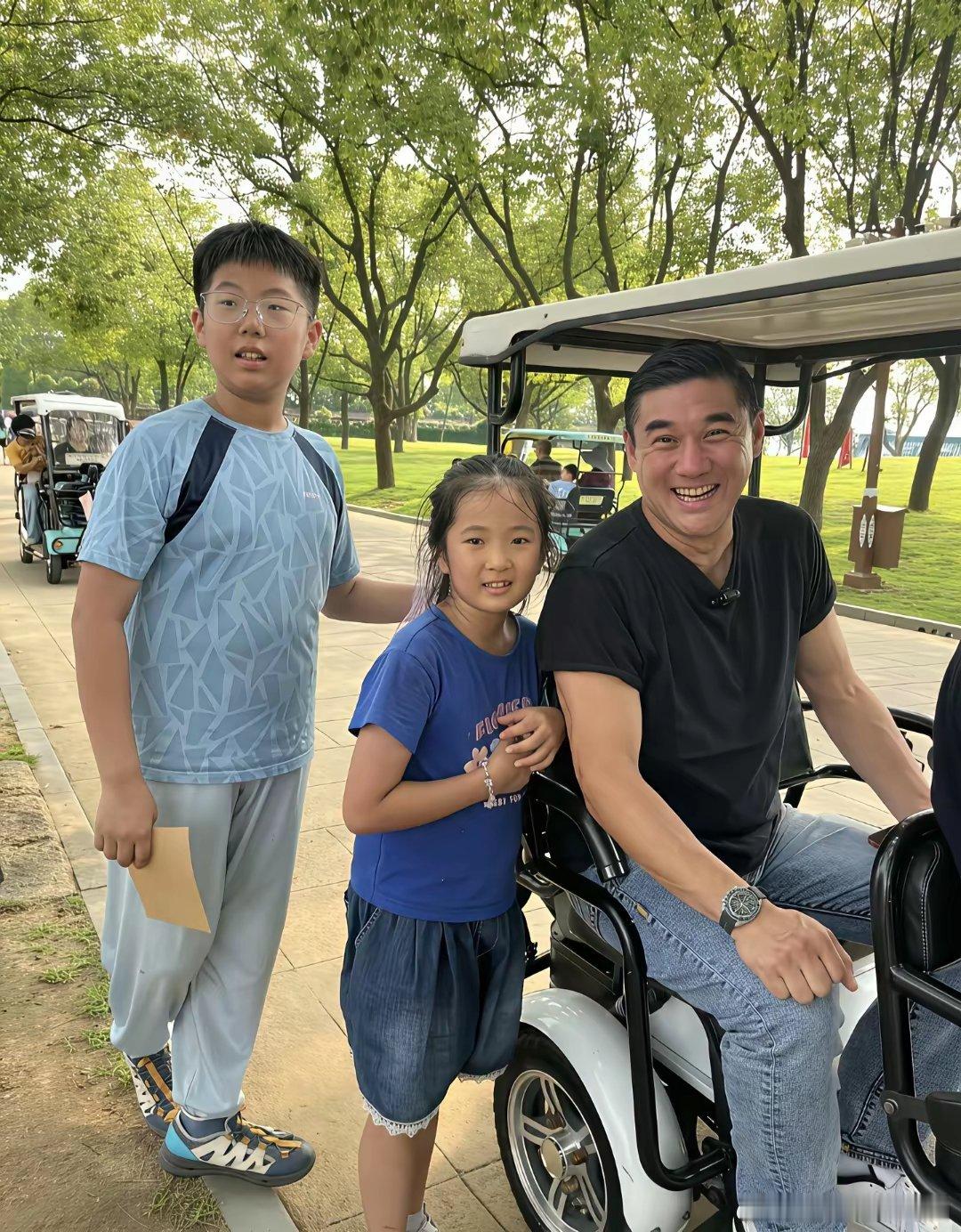 60岁吴大维在江苏无锡景区旅游被偶遇，他真人看起来挺帅的，皮肤白里透红，穿衣打扮