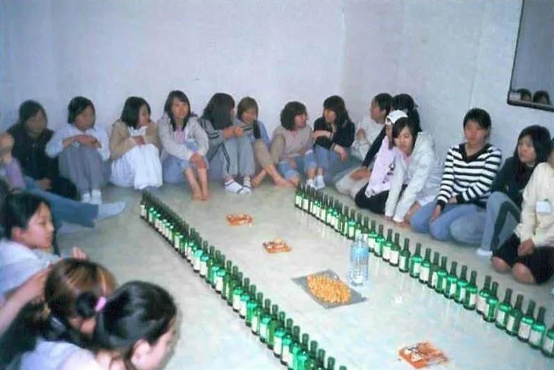 1990年韩国的女中学毕业生们毕业时的聚会，让我想起了我小学毕业那会，几个要好的