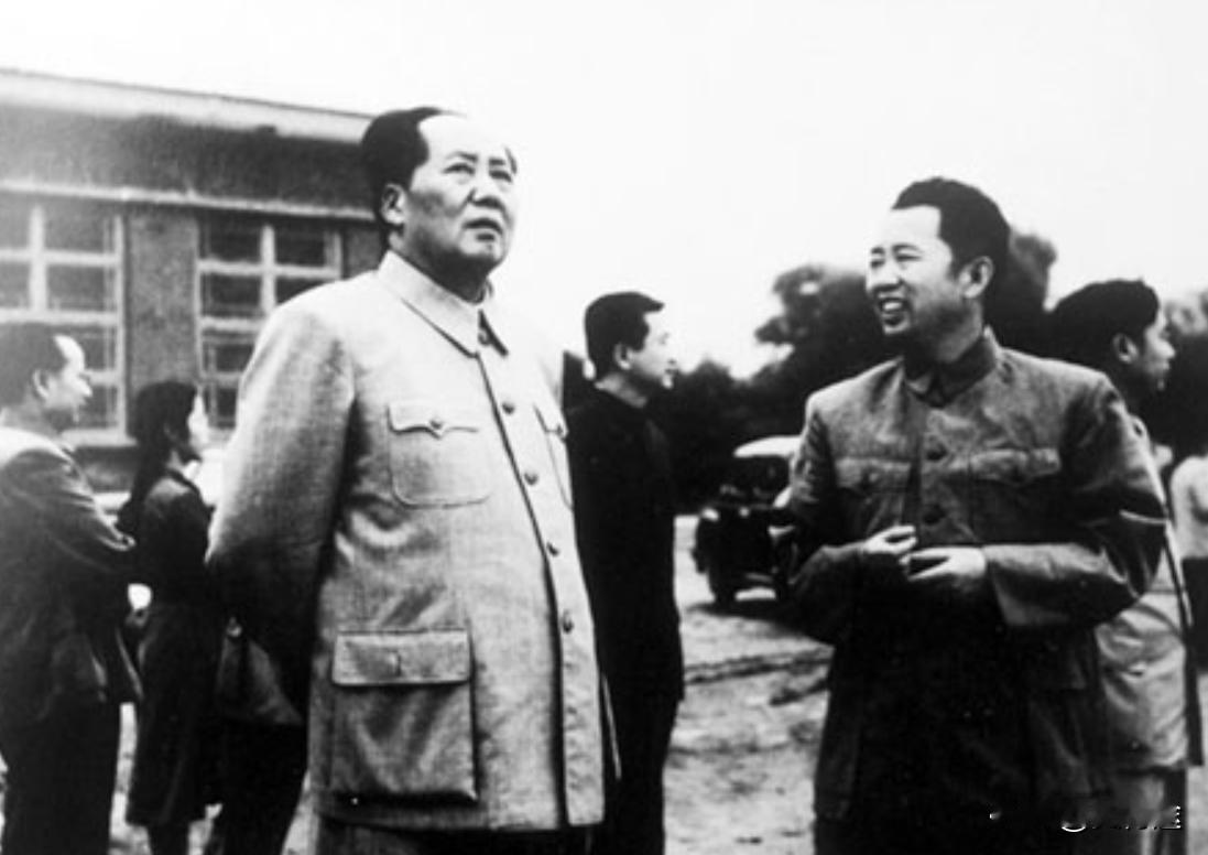 1952年，毛主席见到刘亚楼，突然对他说:“你给我敬个礼。”刘亚楼愣住了，主席又