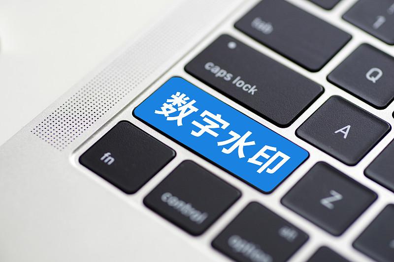 最近老有朋友问我，怎么一眼看出网上的文章是不是AI写的。以前我真没啥好办法，只能