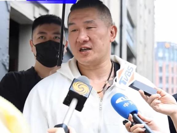 访四行仓库有感！馆长自爆当兵时“台海紧张也写过遗书”馆长今天（13日）参观完四