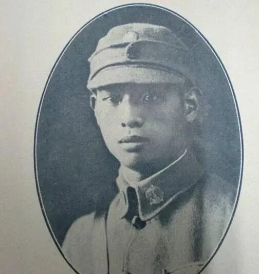 1939年秋，新婚三天的国军营长史恩华，突然被师长三次急电召回指挥部。他攥着未拆