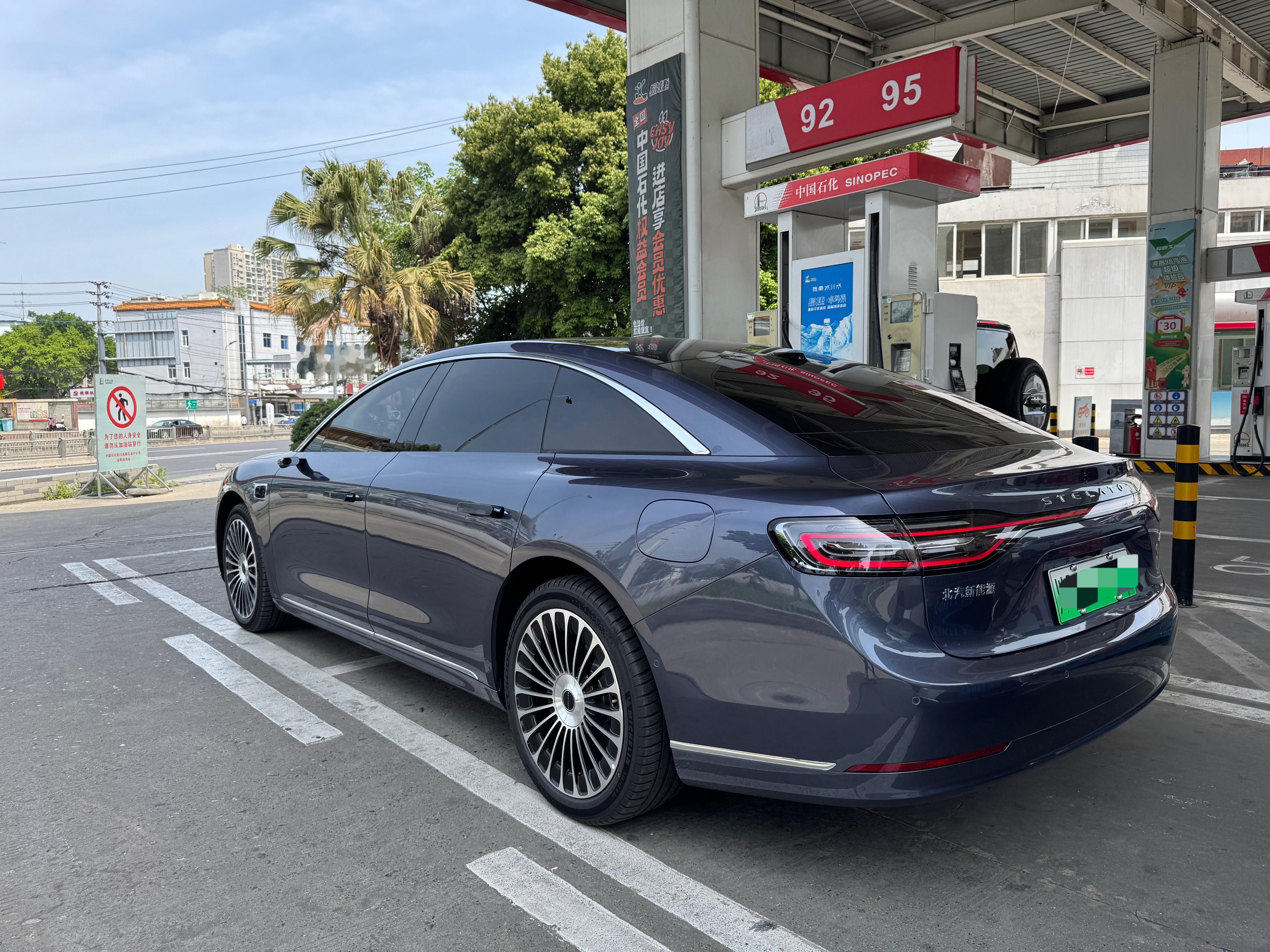 把享界S9增程版的油箱先加满，小惊喜，这车只需要喂92就行，又省钱了！[大笑]