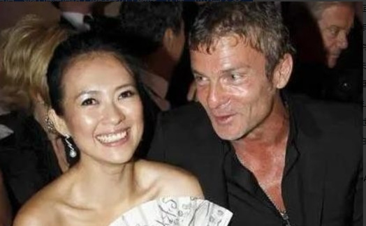 2008年，章子怡成功和大自己14岁、身价47亿美元的vivi订婚，12克拉的钻