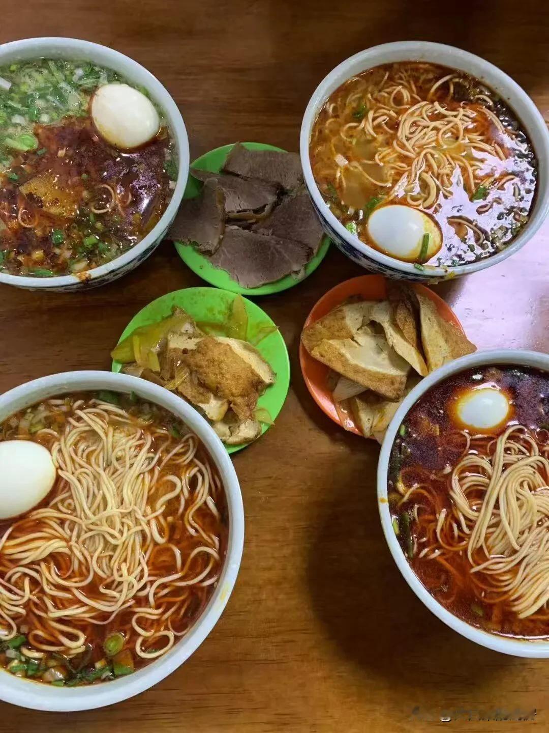 兰州没有兰州拉面只有兰州牛肉面，这说法太对了！在兰州，大家就认“牛肉面”。这牛肉