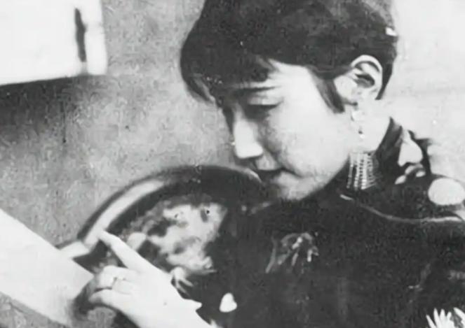 1929年，徐志摩逛完青楼回家，跟妻子陆小曼说：“那边的女子肉感挺足，可还是比不