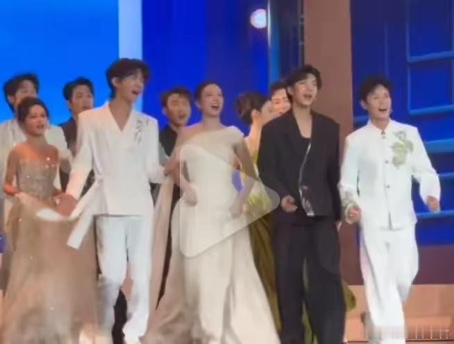 她本来面带微笑，开开心心地朝着舞台中央走去，却不小心踩到了裙子，摔倒了，不过她反