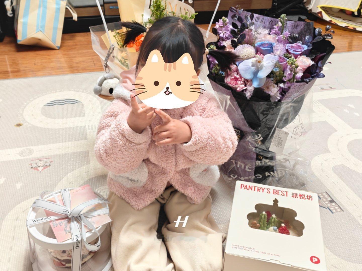 领导生日左边理想交付送的蛋糕和花，右边我送的蛋糕和花的。哪个颜值高点