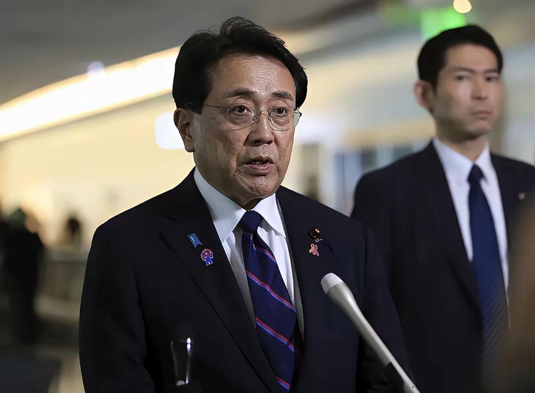 日本“自由贸易”言论来了。5月22日，日本经济产业相赤泽亮正落地中国，对着镜头