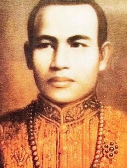 1782年4月，泰国吞武里大帝郑信被妹夫用沉香木捶杀，临死之前，他对背叛者发下