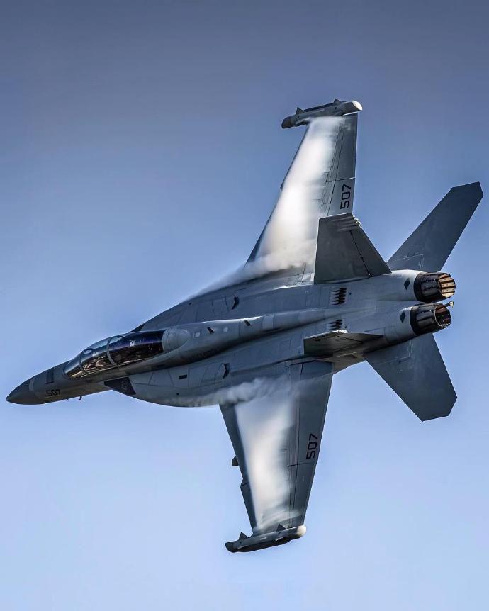 美国又摔了架飞机，这次是F/A-18“超级大黄蜂”坠毁在华盛顿州，飞行员运气比较