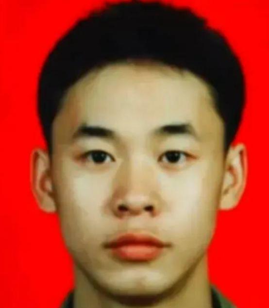 1995年那会，19岁的战士梁强正坐长途大巴回部队，半路上司机停下车去加油，梁强