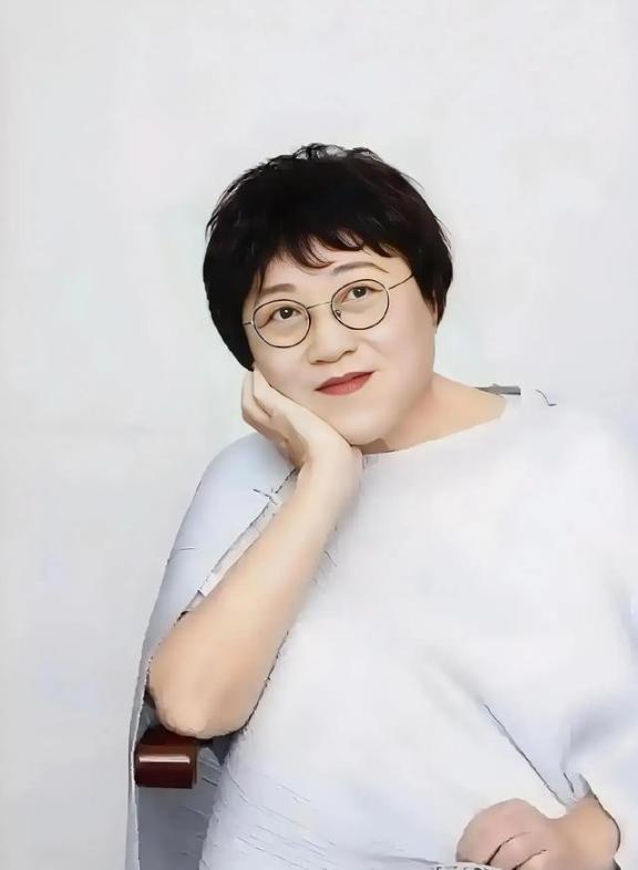 性学专家李银河说：“做老婆的，别管男人跟谁睡，他出去了，不在你身边，你管他干什么