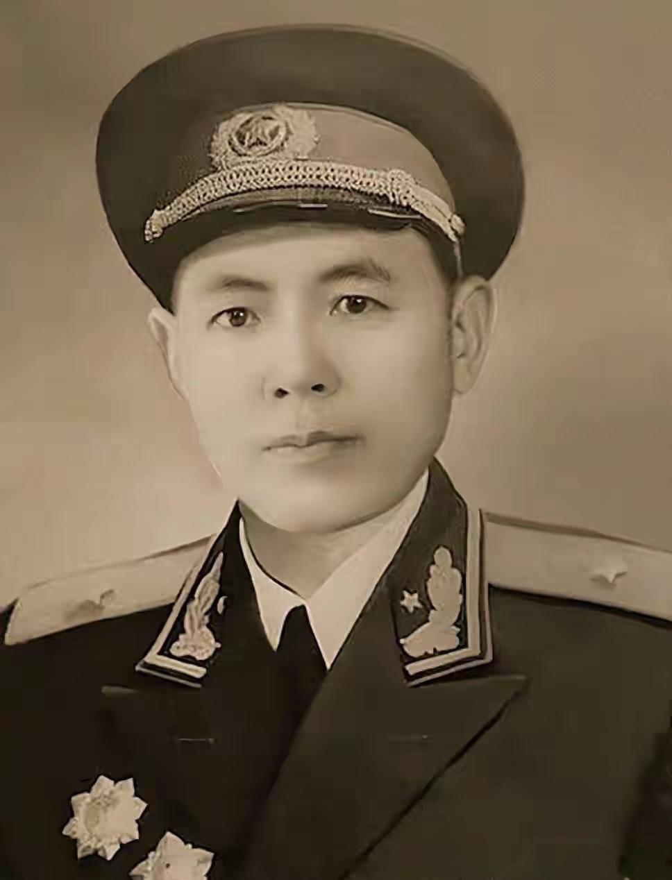 陈修良在南京解放第三天走进35军军部，交出2374名地下党员名单后，烧掉了24本